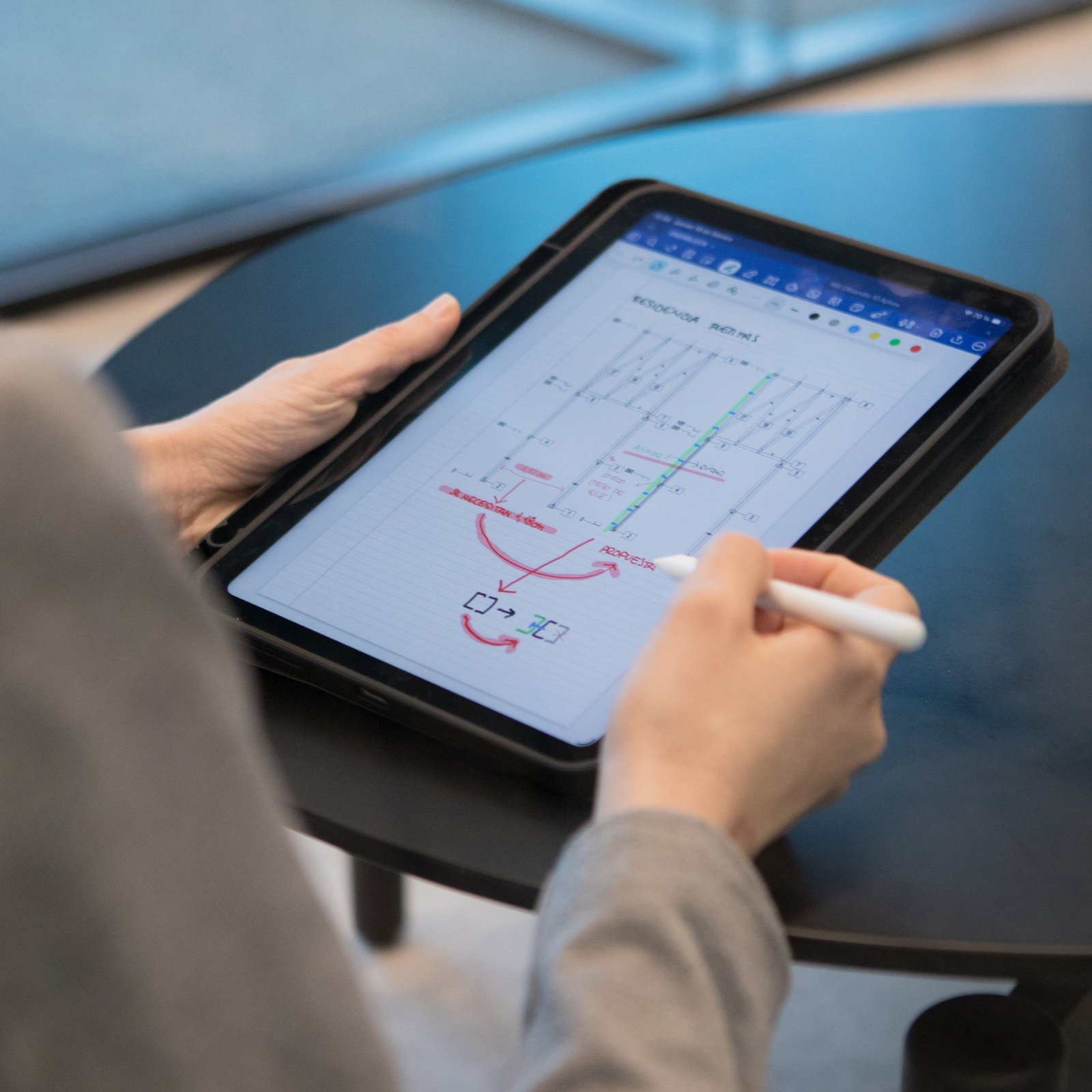 Γυναίκα που χρησιμοποιεί tablet με γραφίδα