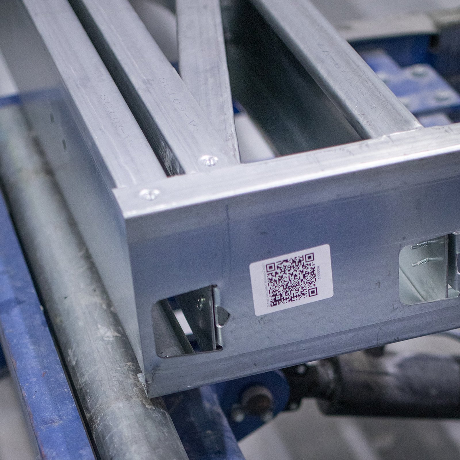Ετικέτα κωδικού QR σε μεταλλικό προφίλ